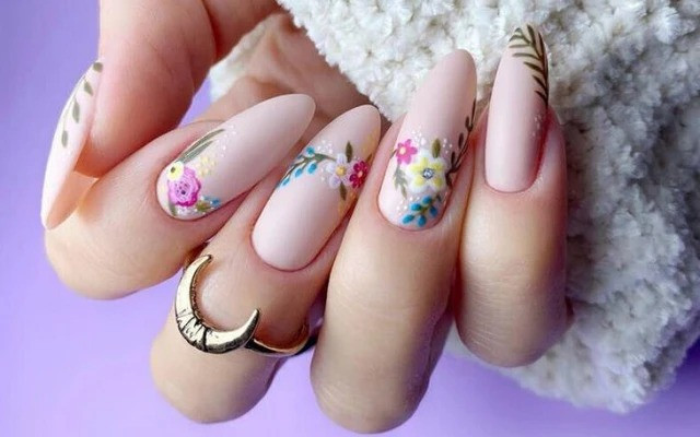 Манікюр з об’ємними квітами – трендовий nail-арт